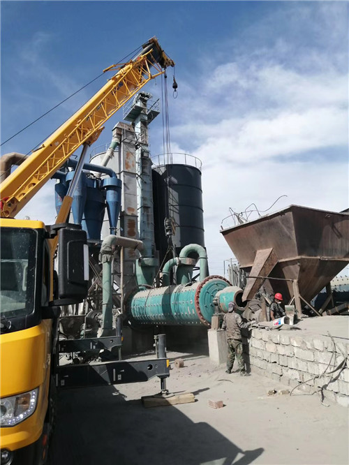 让胡路区设备搬运等各类工程项目中，吊车起着关键作用